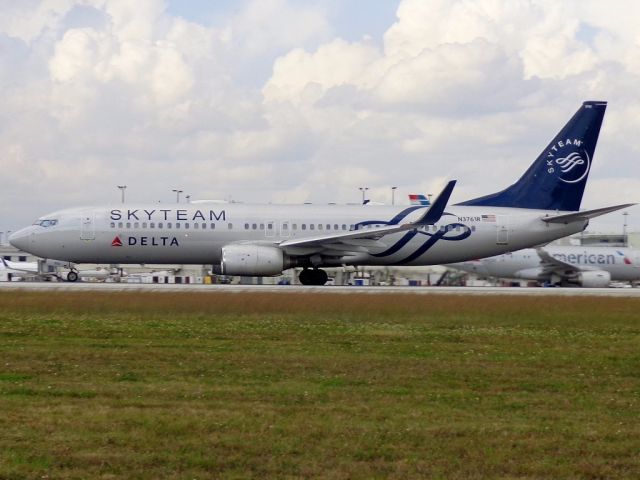 Boeing 737-800 (N3761R)