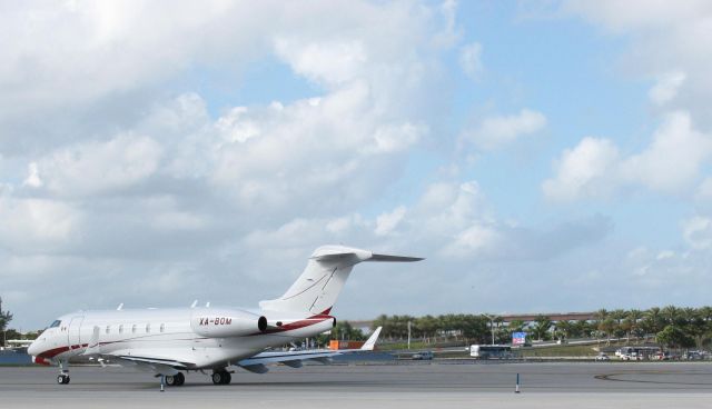 Bombardier Challenger 300 (XA-BOM)