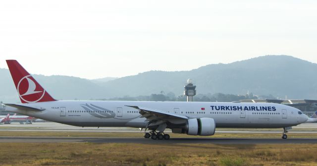 BOEING 777-300 (TC-LJA)