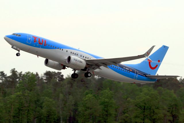 Boeing 737-800 (D-ABKI) - losing some fuel