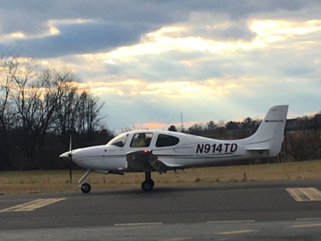 Cirrus SR-20 (N914TD) - N914TD (SR20) arriving at Wings Field (KLOM)br /Photo Date: January 17, 2021
