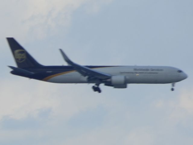 BOEING 767-300 (N323UP)