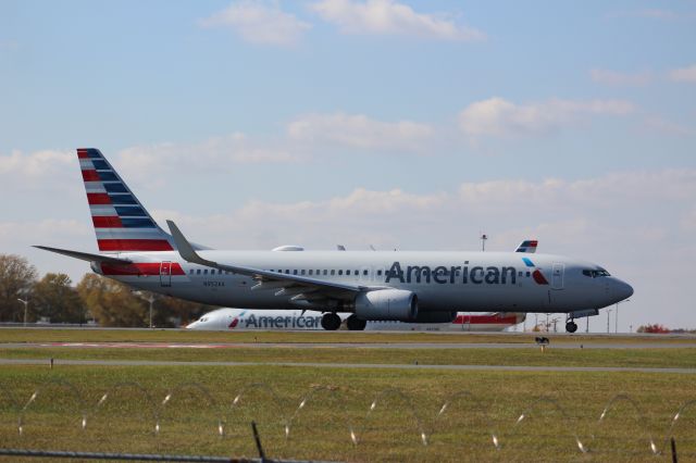 Boeing 737-800 (N952AA)