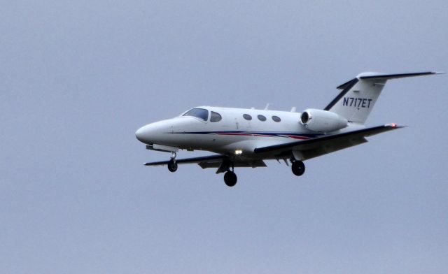 Cessna Citation Mustang (N717ET) - On final is this 2013 Cessna Citation Mustang in the Autumn of 2018.