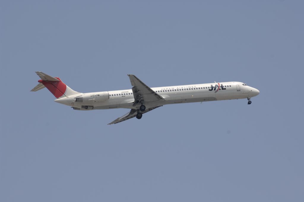 McDonnell Douglas MD-81 (BON8498) - Final Approach to Haneda Intl Airport 16L on 2010/5/1