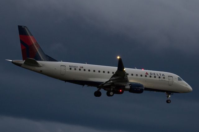 Embraer 175 (N256SY)