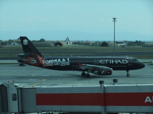 Airbus A320 (A6-EIB) - Foto vom 16.07.2013, Gate 224 am Airport IST - die A320-200 A6-EIB der Etihad in der Sonderbemalung "Formula 1 Abu Dhabi Grand Prix 2013" kommt vorbei. 