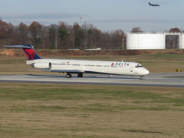 McDonnell Douglas MD-88 (N919DE) - Taken from airport overlook, Dec. 1, 2013