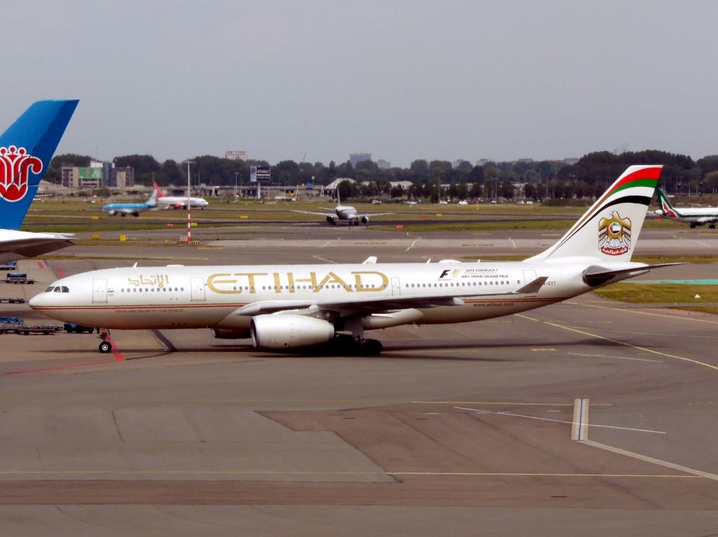 Airbus A330-200 (A6-EYK)