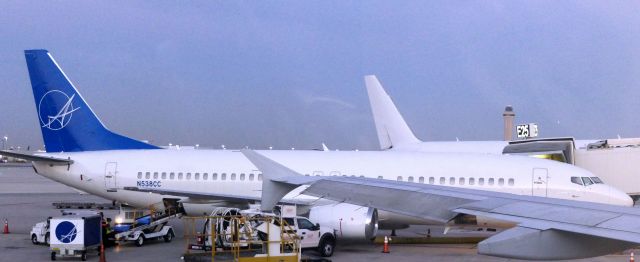 BOEING 737-400 (N538CC)