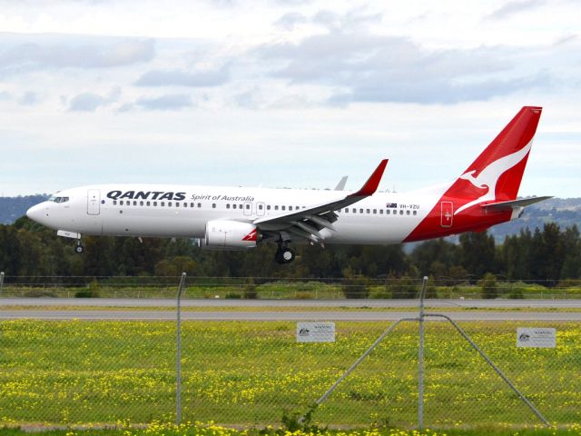 Boeing 737-800 (VH-VZU) - About to put down on runway 05. Thursday 12th July 2012.