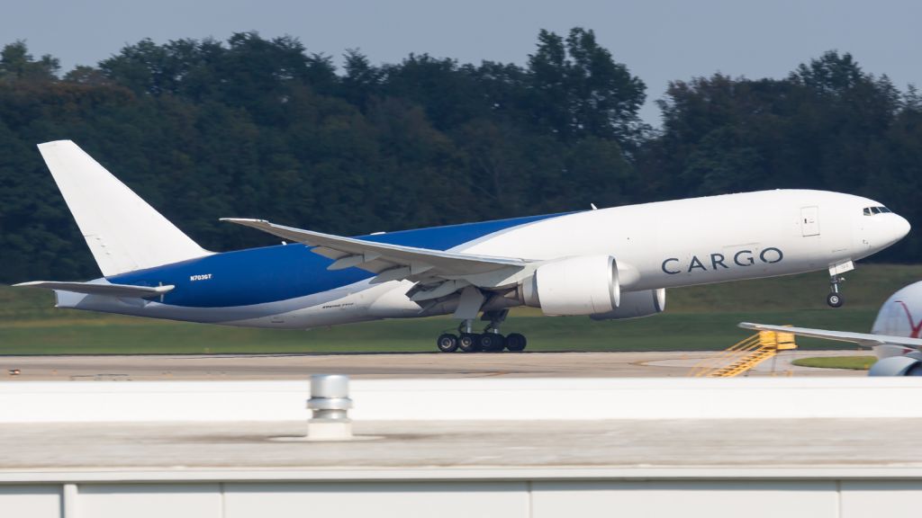 BOEING 777-200LR (N703GT)
