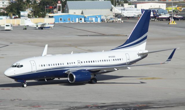 Boeing 737-700 (N920DS)
