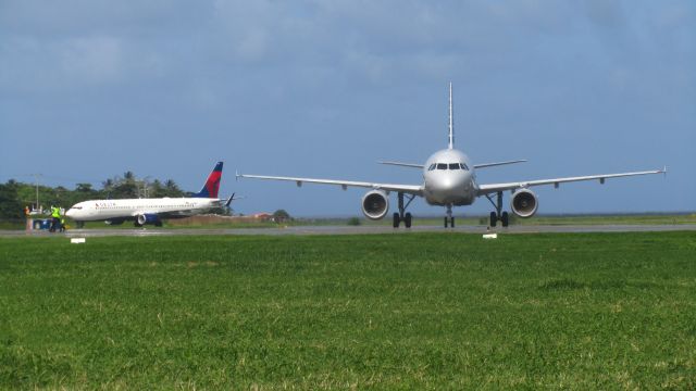 Airbus A319 (N703UW)