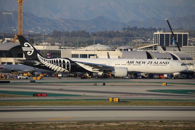 BOEING 777-300ER (ZK-OKR)