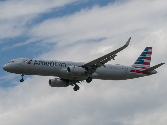 Airbus A321 (N160AN) - 4/18/2020