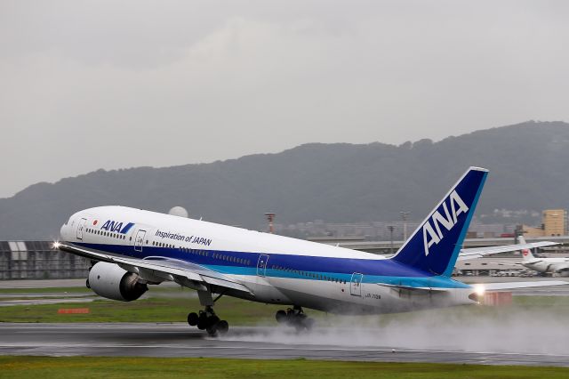 Boeing 777-200 (JA713A)