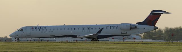 Canadair Regional Jet CRJ-900 (N924XJ) - WAITING TO TAKEOFF FROM RUNWAY 31 Thu 05/15/25 19:58:59 HEADING FOR DETROIT  KDTW