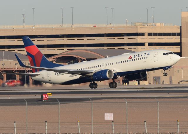 Boeing 737-800 (N392DA)