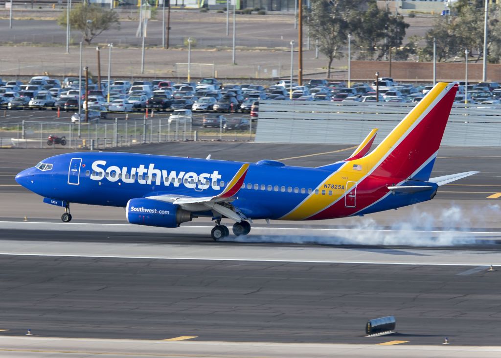 Boeing 737-700 (N7825A)