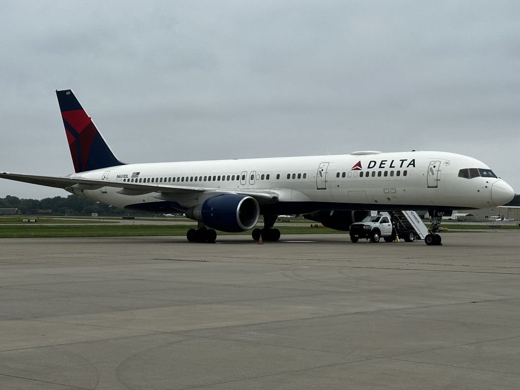 Boeing 757-200 (N651DL)