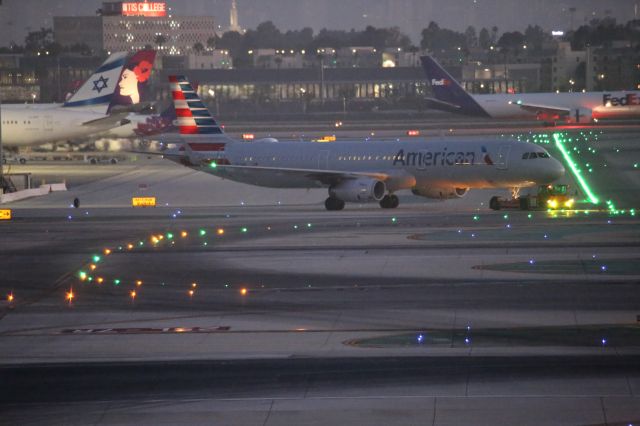 Airbus A321 (N117AN)