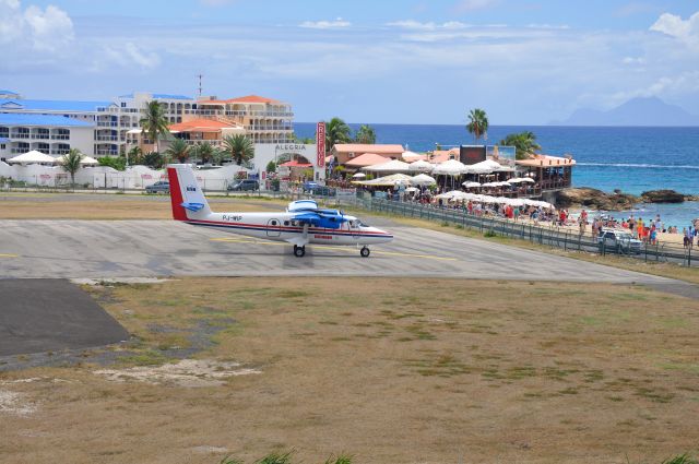 De Havilland Canada Twin Otter (PJ-WIP) - This guy was showing off!