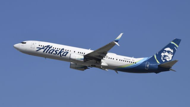 Boeing 737-900 (N282AK) - Departing LAX on 25R