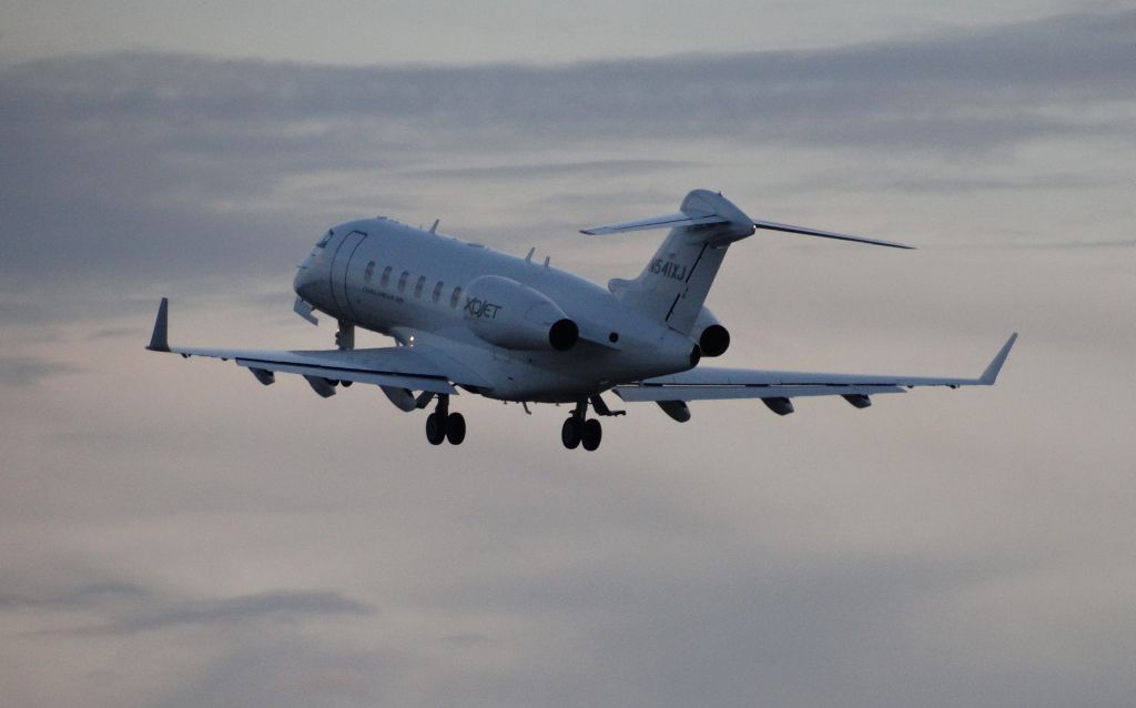 Bombardier Challenger 300 (N541XJ)