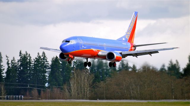 BOEING 737-300 (N685SW) - SWA8700 nears touchdown on runway 34L, 4/5/12.