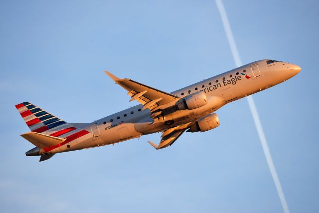 Embraer 175 (N109HQ) - American Eagle Colors. Departing 23-L on 11-19-20