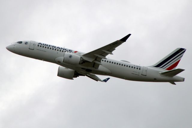 Airbus A220-300 (F-HPNH) - Airborne off rwy 27R on 15-Jun-24 operating flight AFR1581 to LFPG on its first visit to EGLL.