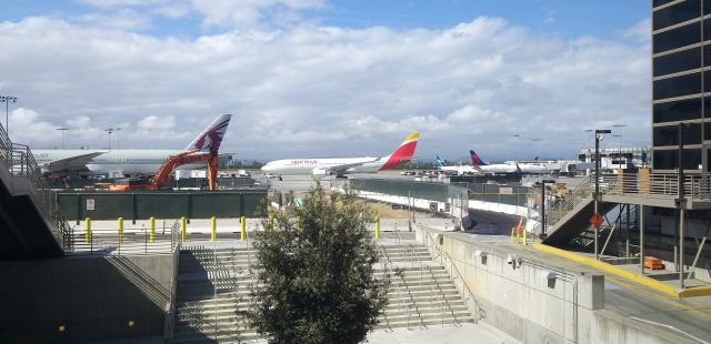 — — - APPROACH CONTACT 135 KLAX