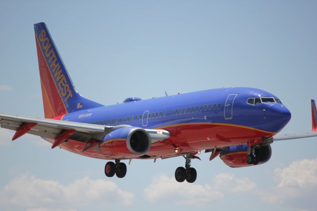 Boeing 737-700 (N554WN) - Landing on 35L.