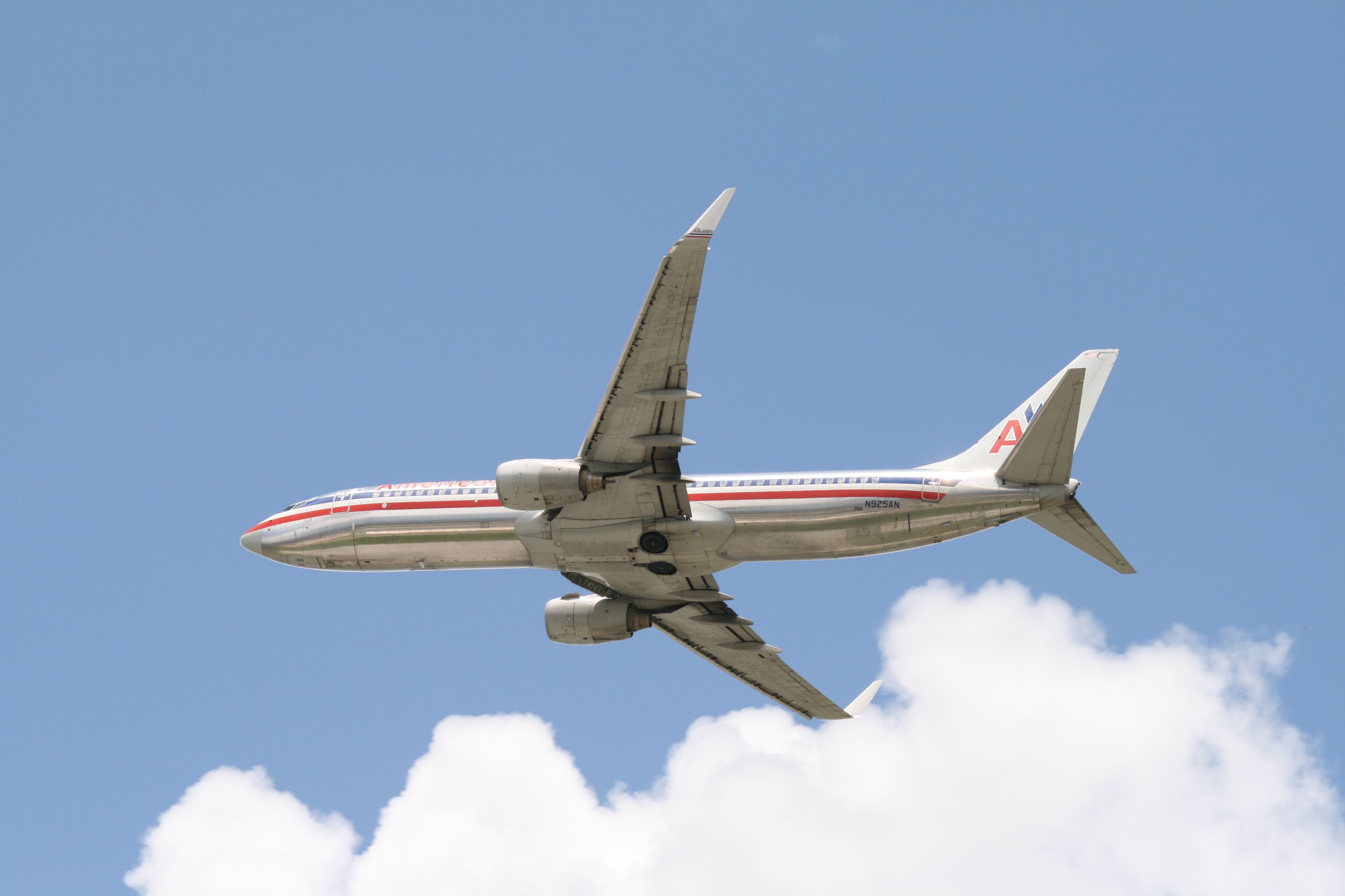 Boeing 737-800 (N925AN)