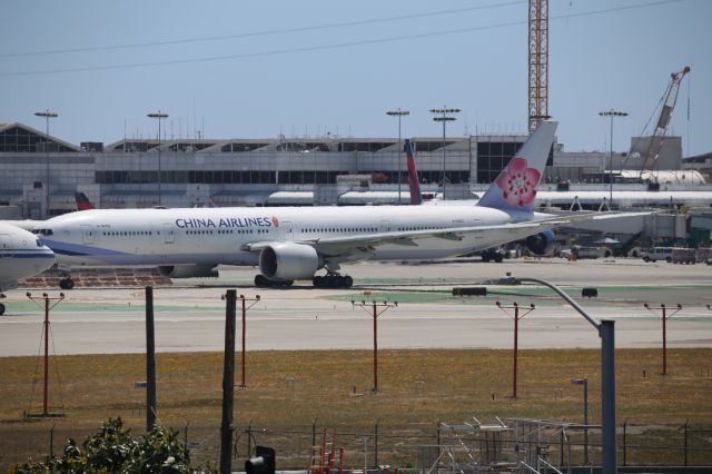 BOEING 777-300ER (B-18052)