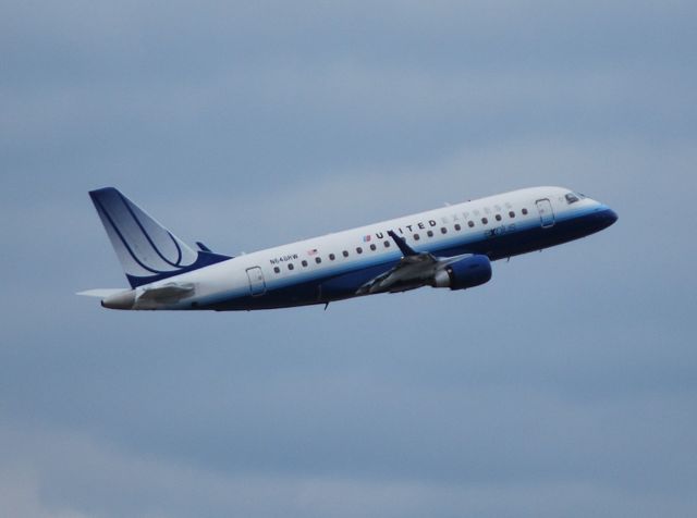 Embraer 170/175 (N648RW) - Departing runway 26L - 4/5/13