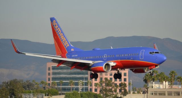 Boeing 737-700 (N947WN) - N947WN about to land on 20R at SNA.