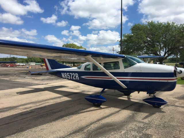 Cessna 205 (N8572R) - Lunch at the Runway Cafe