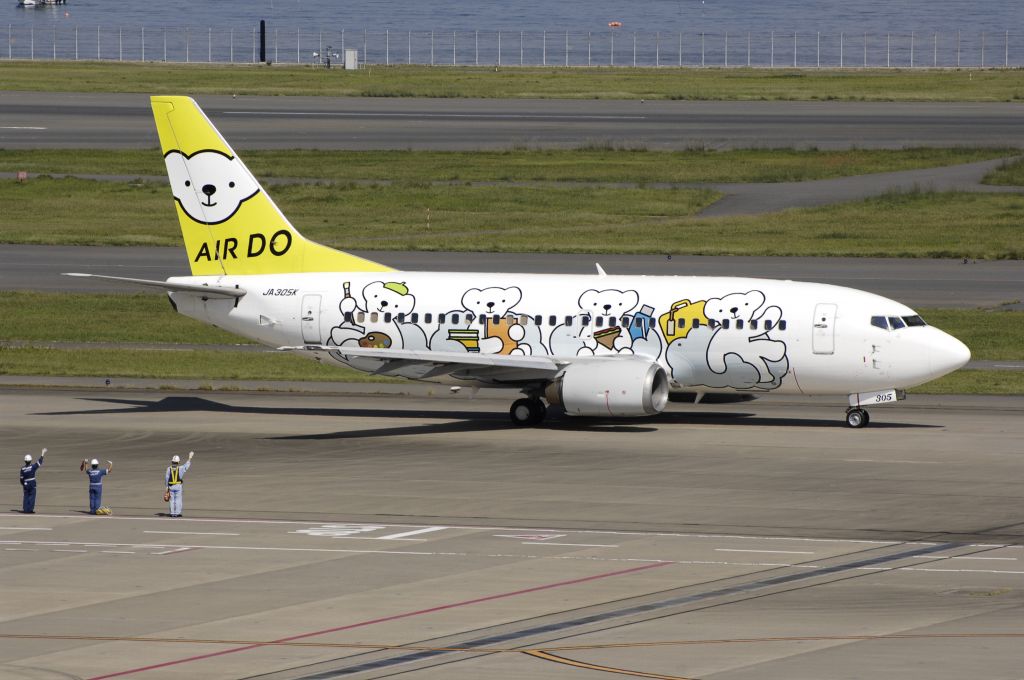 Boeing 737-500 (JA305K) - Taxing at Haneda Intl Airport on 2012/10/05 "Special Bear Do c/s"