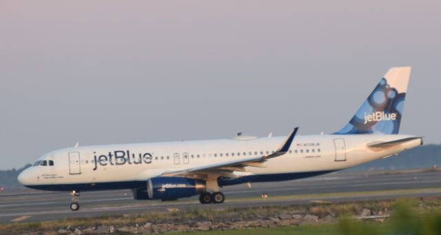 Airbus A320 (N708JB)