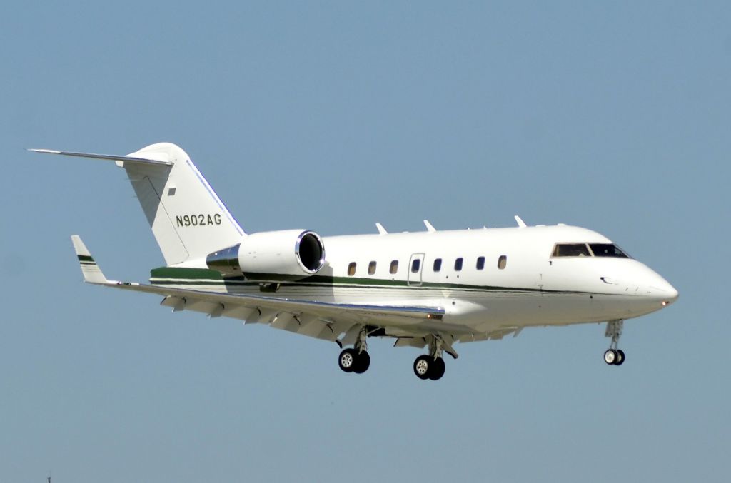 Canadair Challenger (N902AG)