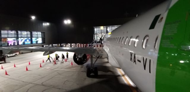 Airbus A320 (XA-VIF) - CONTACTO EN PUERTA 7