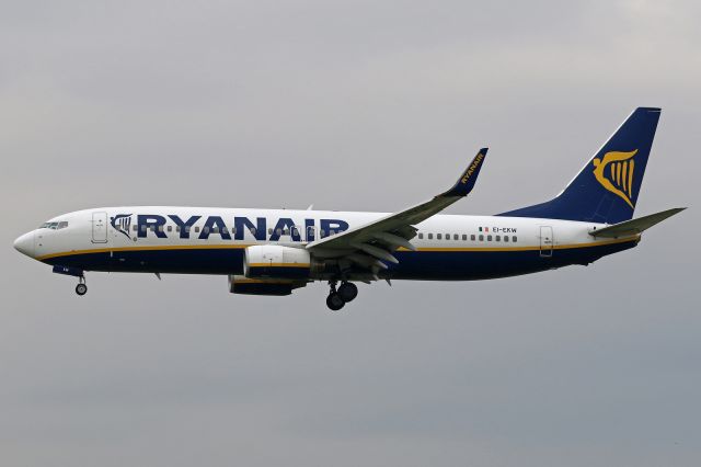 Boeing 737-800 (EI-EKW)
