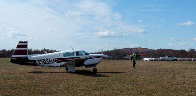 Mooney M-20 (N474DC) - Taxiing to parking is this 1987 Mooney M-20J in the Autumn of 2024.