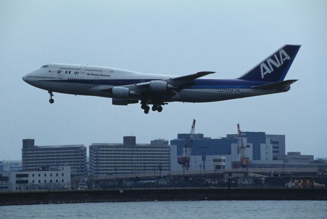 Boeing 747-400 (domestic, no winglets) (JA8956) - Short Final at Tokyo-Haneda Intl Airport Rwy16R on 1995/07/02