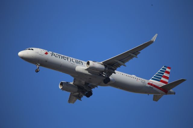 Airbus A321 (N120EE)