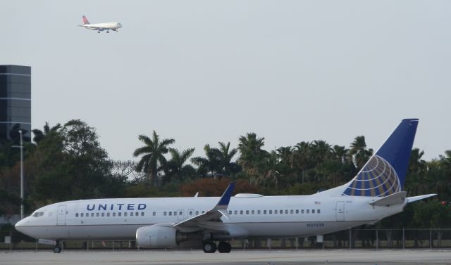 Boeing 737-800 (N27239) - "A Delta Airbus A319"Landing in the distance!