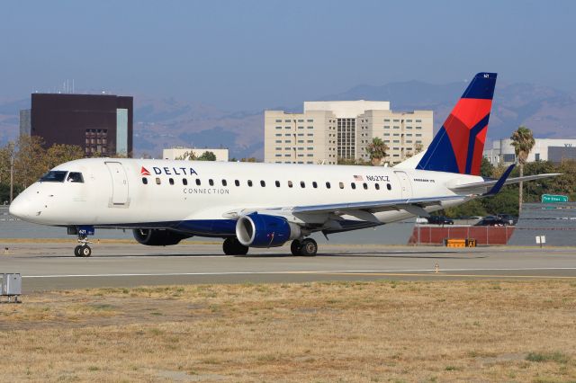 Embraer 170/175 (N621CZ)