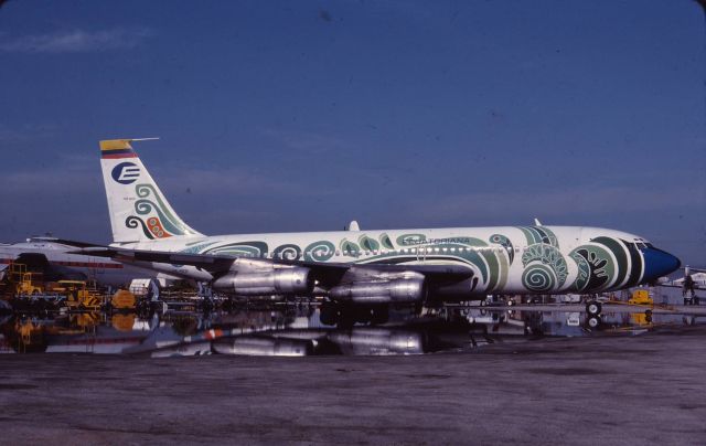 Boeing 720 (HC-BDP) - A great color scheme!